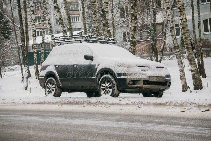 汽车,盖用雪厚实的层数,在围场住宅房子在provilcial镇 免版税库存图片 汽车,盖用雪厚实的层数,在围场住宅房子在provilcial镇 免版税库存图片
